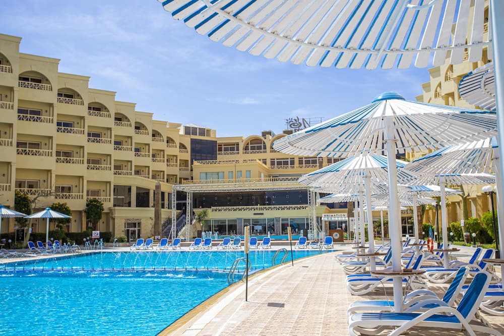 Basen, leżaki i balkony hotelowe — zdjęcie z oferty I Love Travels